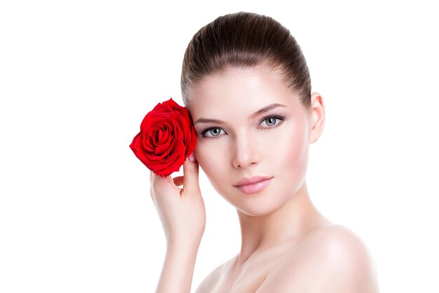 Портрет красивого лица красивой женщины с красной розой - изолированные на белом.