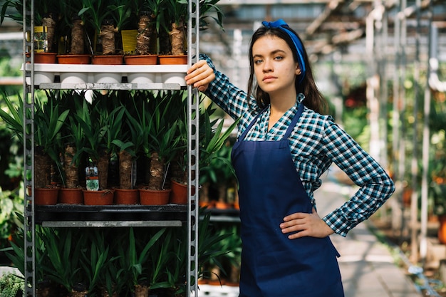 Free photo portrait of a pretty female gardener