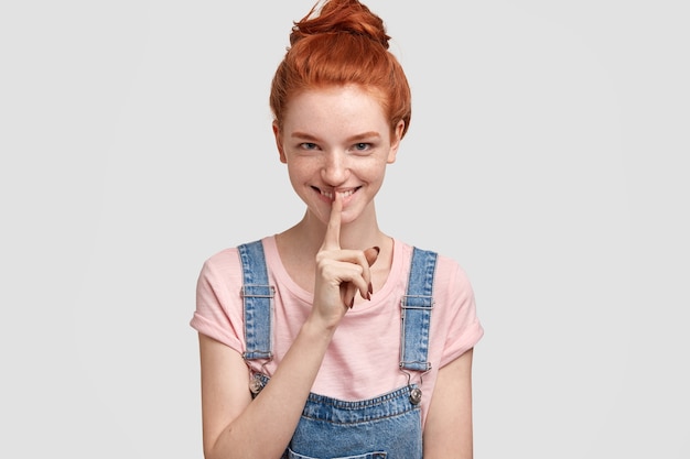 Free photo portrait of pretty female with ginger hair