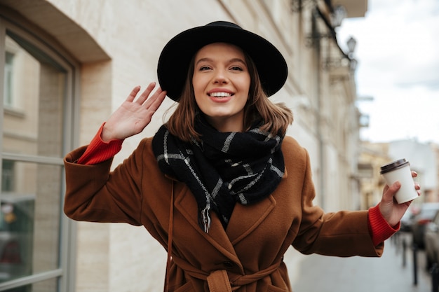 Foto gratuita il ritratto di una ragazza graziosa si è vestito in vestiti di autunno