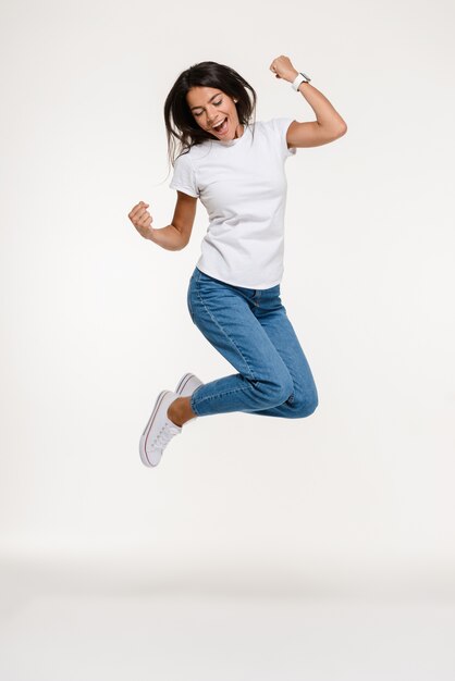 Портрет довольно радостная женщина прыгает