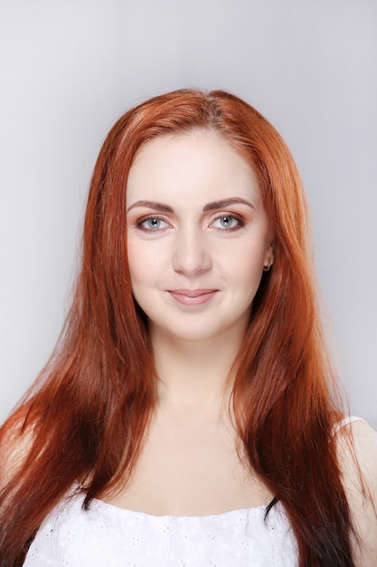 Free photo portrait of pretty redhead woman