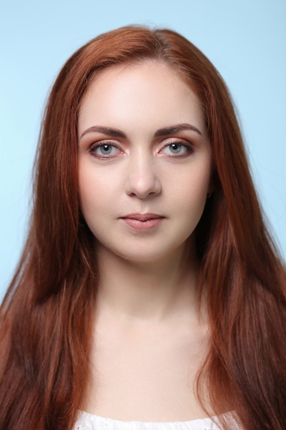 Free photo portrait of pretty redhead woman