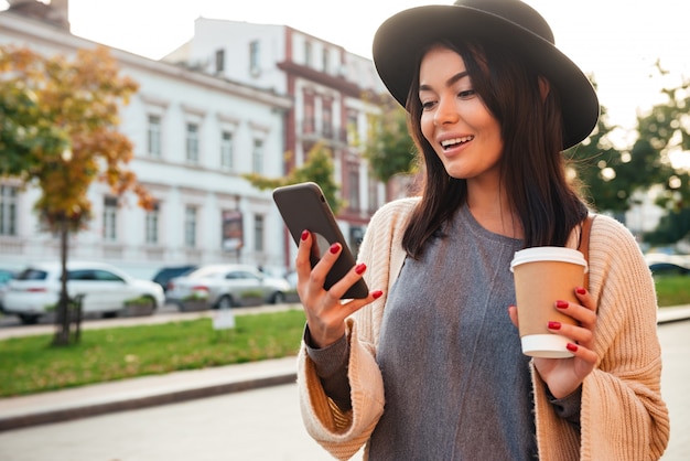 Free photo portrait of a pretty smiling woman