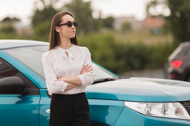 車の前にきれいな女性の肖像画