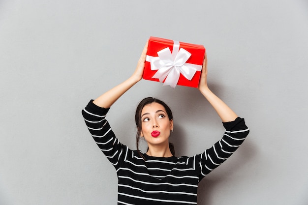 Portrait of a pretty woman holding gift box