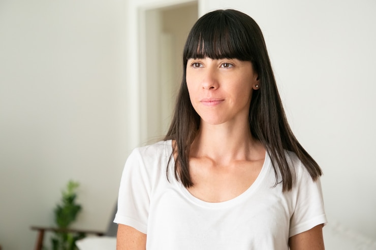 Free Photo portrait of pretty woman standing and looking away.