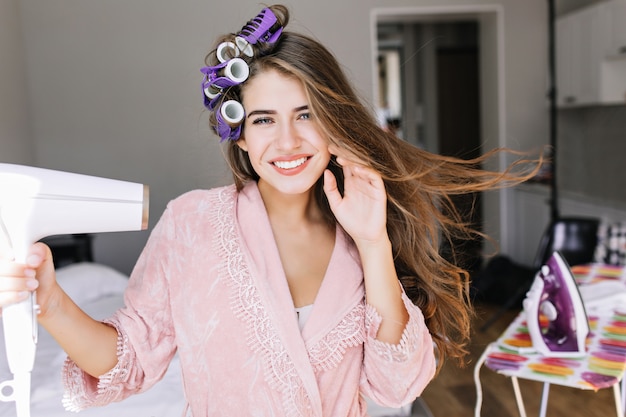 The Keira Knightley Wig provides an easy solution for individuals wanting to spruce up their hair naturally and fashionably.
