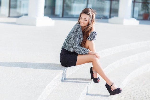 Free photo portrait of a pretty young woman outdoor