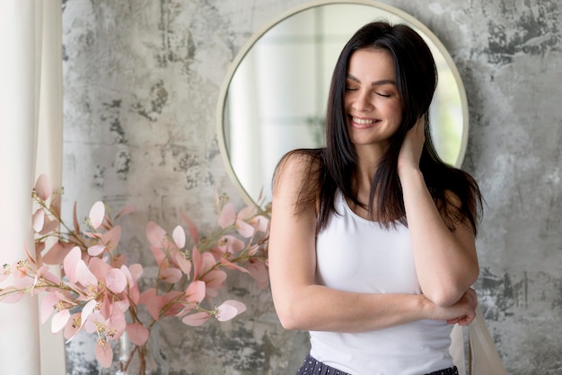 Foto gratuita ritratto di sorridere grazioso della giovane donna