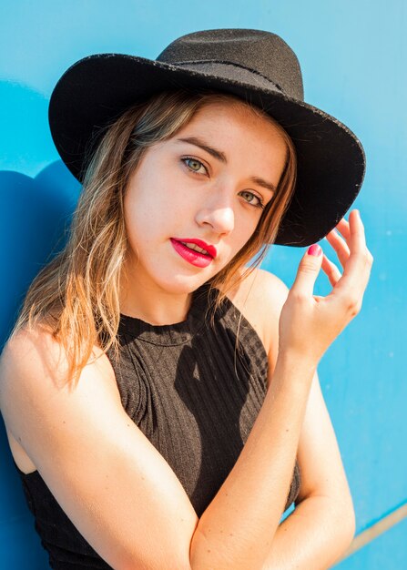 Foto gratuita ritratto di bella giovane donna con cappello nero in testa