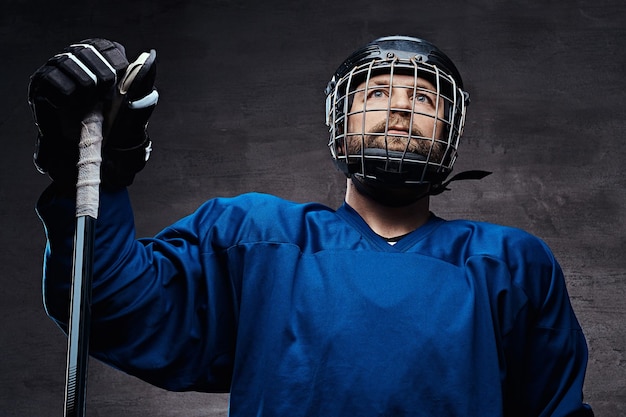 Портрет профессионального хоккеиста в хоккейной форме. Студийный снимок.
