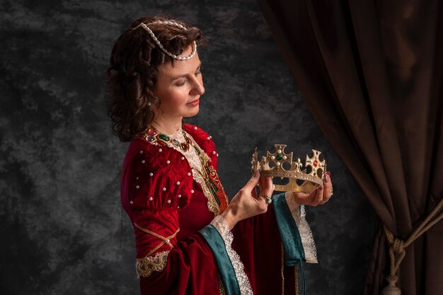 王冠を持つ女王の肖像