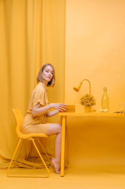 黄色のシーンで女性を読むの肖像画