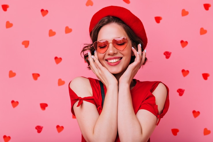 Free Photo portrait of relaxed attractive woman enjoying in valentine's day. indoor photo of appealing european girl with dark wavy hair.