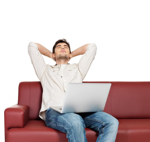노트북과 휴식 남자의 초상화는 흰색 절연 긴의 자에 앉아있다.