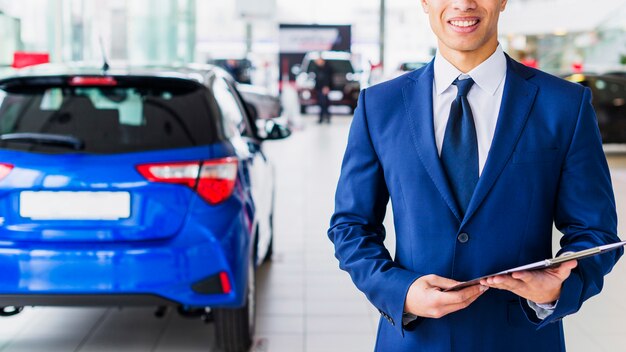 自動車販売店のセールスマンの肖像画