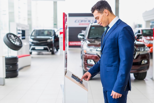 自動車販売店のセールスマンの肖像画