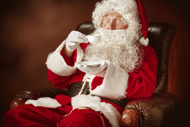 커피 컵과 빨간색 의상에서 산타 클로스의 초상화