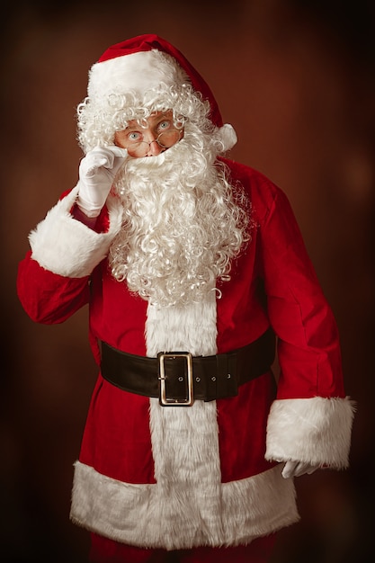 Foto gratuita ritratto di babbo natale in costume rosso