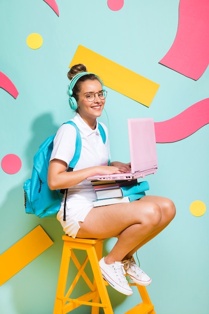 Портрет школьница учится с ноутбуком
