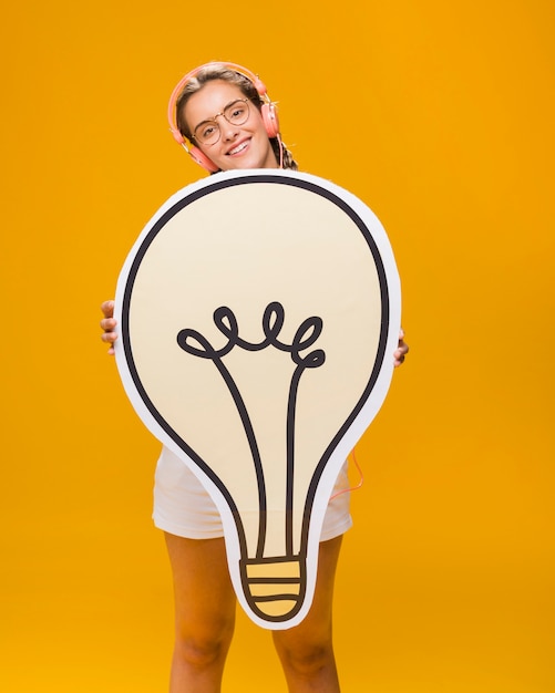 Free photo portrait of schoolgirl with big light bulb