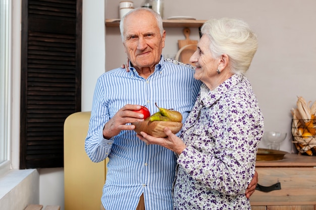 果物を保持している年配のカップルの肖像画