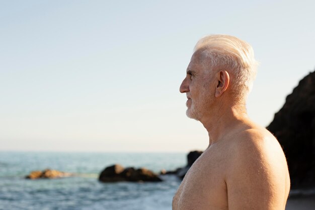 해변에서 수석 회색 머리 남자의 초상화