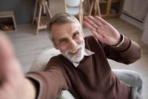 カメラで放棄する年配の男性の肖像画