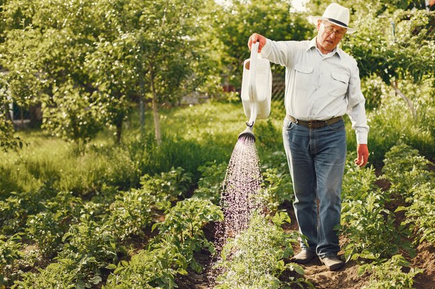 Портрет старшего мужчины в шляпе садоводства