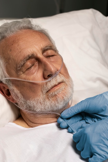 Free photo portrait of senior man with respiratory problems