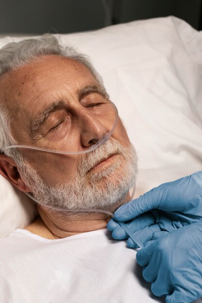 呼吸器系の問題を抱えた年配の男性の肖像画