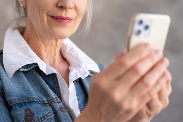 スマートフォンを使用して年配の女性の肖像画