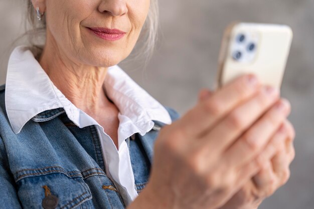 スマートフォンを使用して年配の女性の肖像画