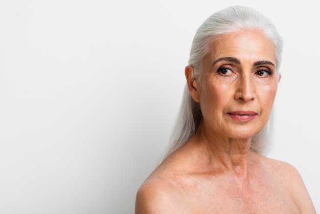 Портрет старшей женщины с седыми волосами