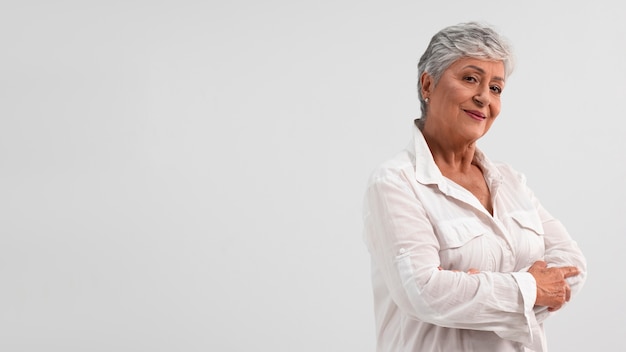 Free photo portrait of senior woman