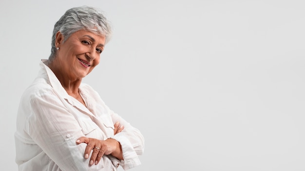 Free photo portrait of senior woman