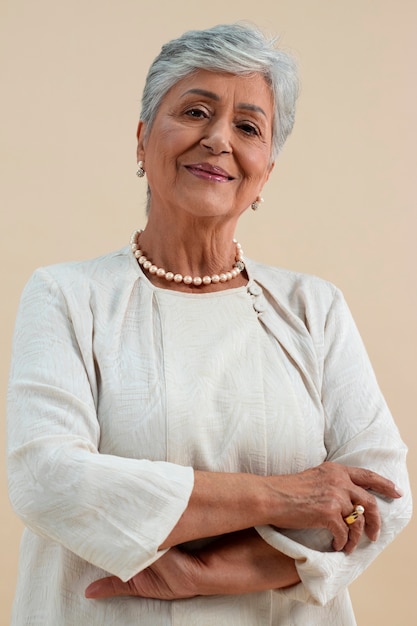 Free photo portrait of senior woman