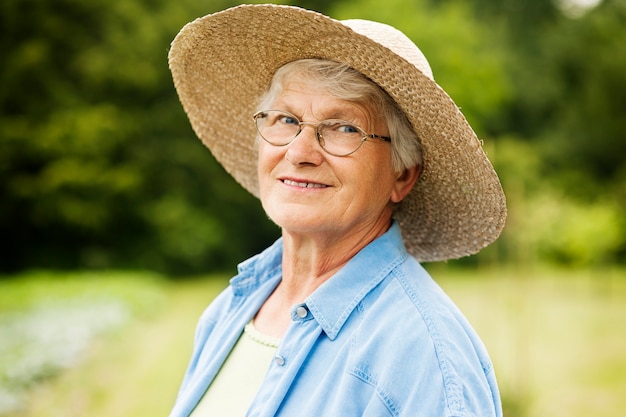 Foto gratuita ritratto di donna senior