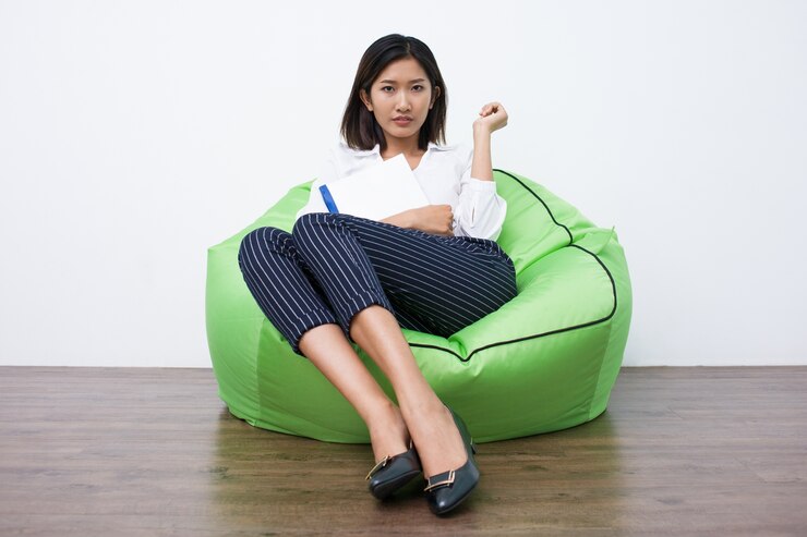 무료 Photo beanbag에 앉아 심각한 아시아 사업가의 초상화