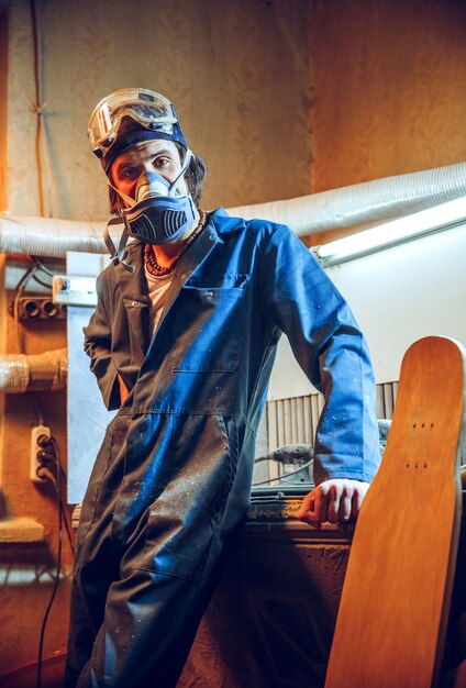 Портрет серьезного плотника на своем рабочем месте