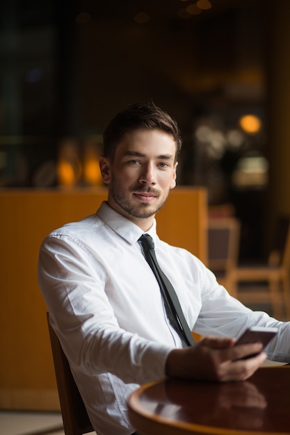 Free photo portrait of serious man with beard in restaurant