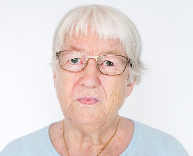 深刻な白い高齢者の女性の肖像
