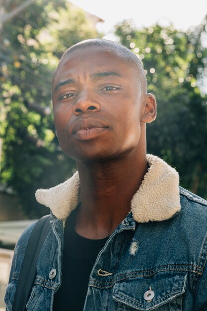 カメラを探している剃毛アフリカ若い男の肖像