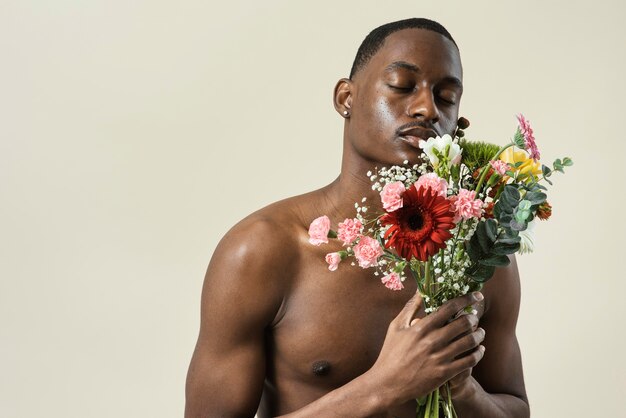 꽃과 복사 공간의 꽃다발과 함께 포즈 shirtless 남자의 초상화