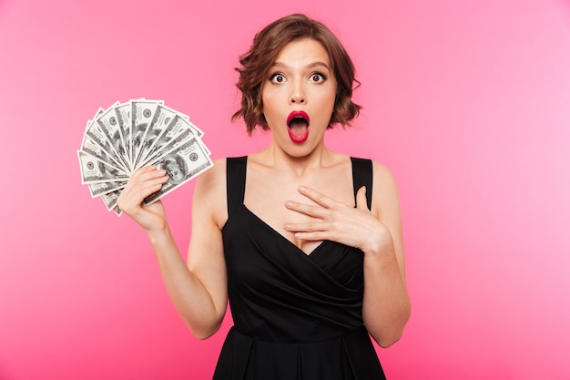 Free photo portrait of a shocked girl dressed in black dress