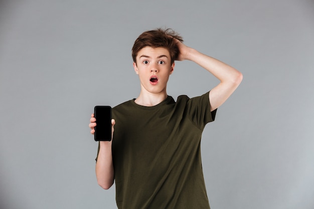 Free photo portrait of a shocked male teenager