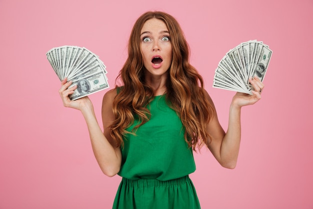 Free photo portrait of a shocked surprised woman with long hair