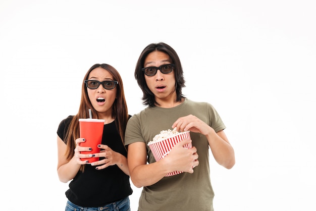Портрет потрясенной молодой азиатской пары в очках 3d