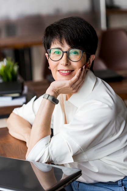 Free photo portrait of short haired business woman